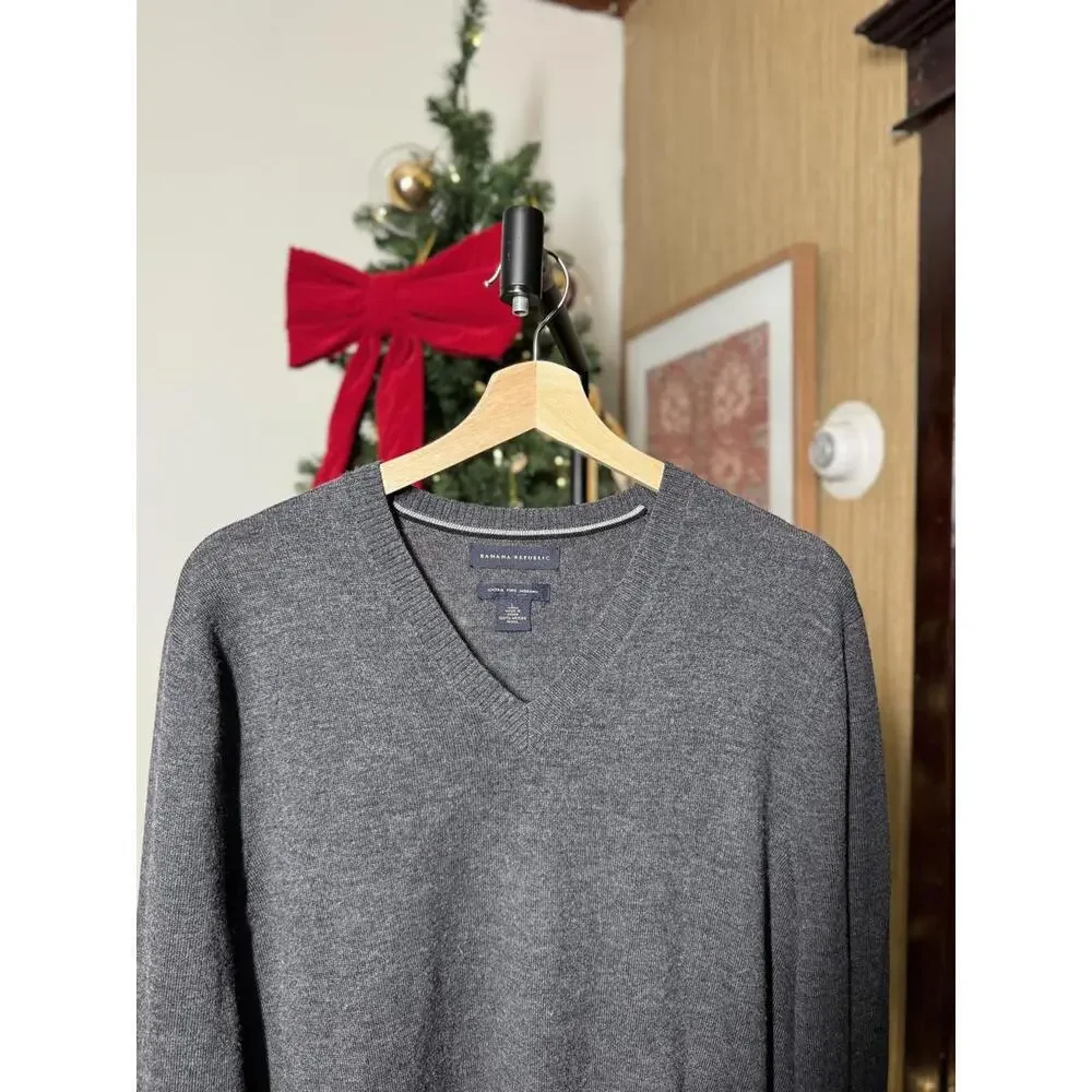 Banana Republic Men's Gray V-Neck Sweater Extra Fine Merino Wool